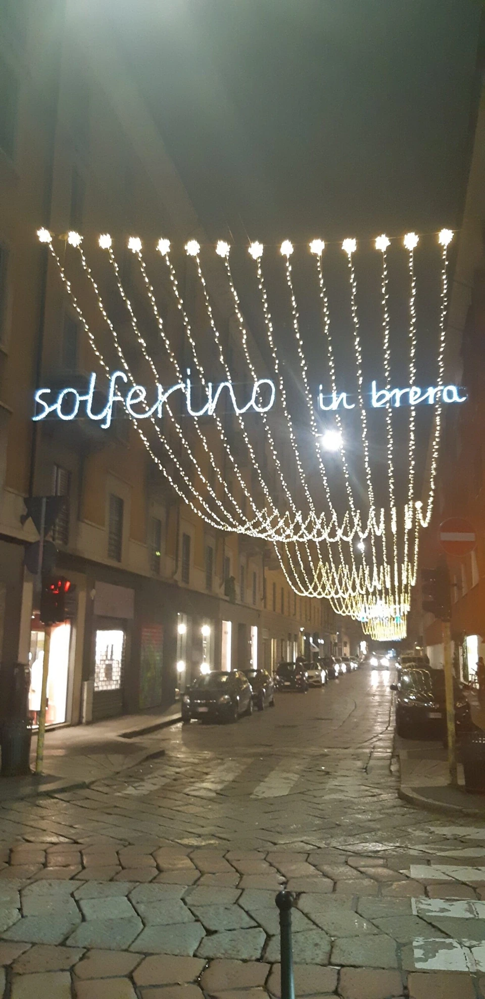 Le luminarie di via Solferino a Milano