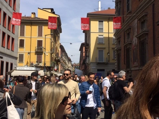 Il pubblico del Fuorisalone tra le vie del quartiere