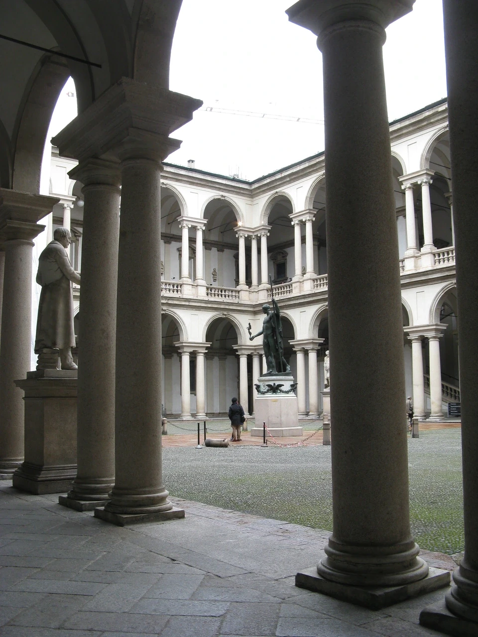 Il cortile e i portici di Palazzo Brera a Milano